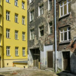 Nowi lokatorzy to ludzie zamożni. 80 metrowe mieszkanie wraz z miejscem lub dwoma miejscami parkingowymi kosztuje tyle, a może nawet więcej niż dom na obrzeżach Wrocławia.